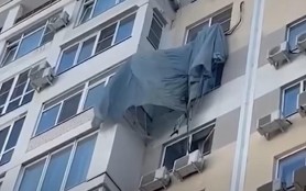 Un paraşutist a aterizat pe un aparat de aer condiţionat. Tânărul a rămas atârnat la etajul 13, pe fațada unui bloc